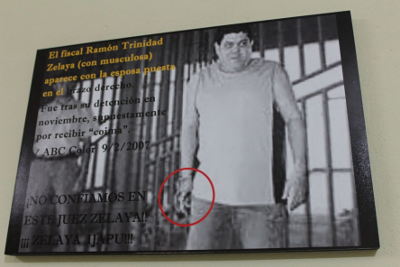 Cartaz com a foto de Zelaya algemado