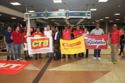 Na Bahia, manifestantes aguardam os parlamentares 