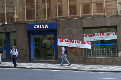 No centro de SP, bancos estão fechados. Bancários protestam contra a reforma da Previdência