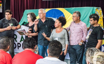 Lideranças da CUT debatem linha de atuação num dos intervalos da Plenária