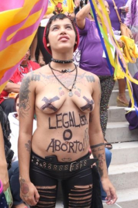 Mulheres levantaram a bandeira da luta contra a criminalização do aborto nesse domingo