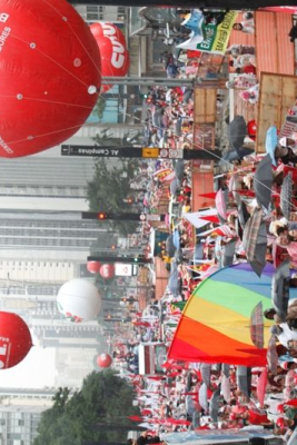 Bandeiras de todas as cores: democracia é isso (Foto: Dino Santos)