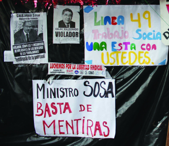 Cartazes denunciam ministro Guillermo Sosa como cúmplice do dono da empresa, deputado Celso Maldonado