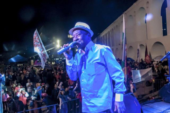Noca da Portela comanda o samba na Lapa, Rio. Foto de Mídia Ninja