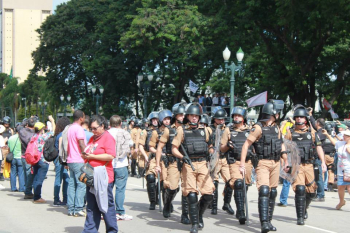 Polícia joga pesado, mas a mobilização continua. Foto de Gibran Mendes