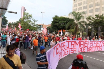 O povo pega no pé do golpista