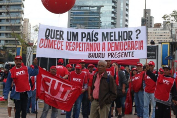 A faixa dispensa legenda. Foto de Roberto Parizotti