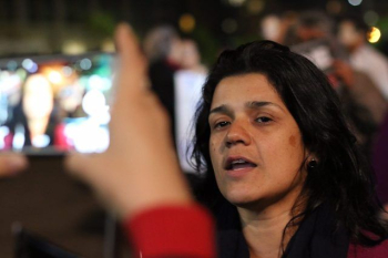 Adriana concede entrevista à mídia alternativa durante a manifestação