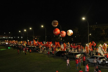 Manifestantes seguem ao Palácio sem o carro de som. Guina Ferraz