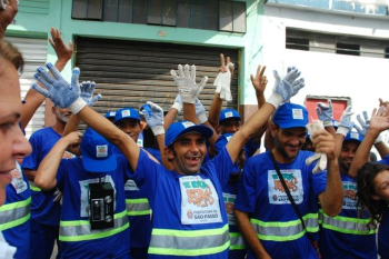 Pessoas que participam do programa Braços Abertos comemoram primeiro dia de trabalho. João Luiz/SecomPMSP