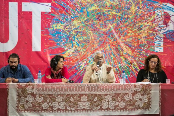 Tariq ali na Tenda dos Pensadores.À direita, Jandira Feghali. Foto de Melito