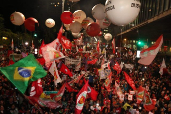 Militância na Paulista. Foto de Roberto Parizotti