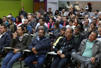 Diirigentes sindicais acompanham debates. Foto de Roberto Parizotti