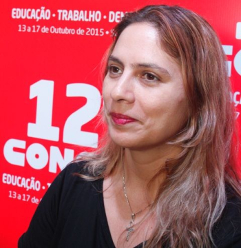 Educadores mineiros tentam reconstruir escombros deixados pelo governo tucano, segundo Beatriz. Foto de Dino Santos
