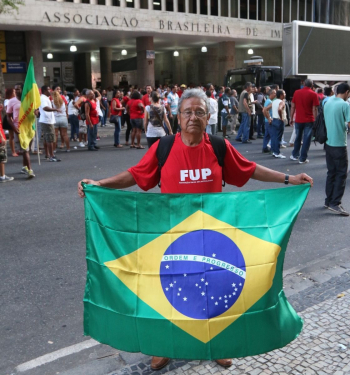 Militante aguarda início do ato em frente à ABI