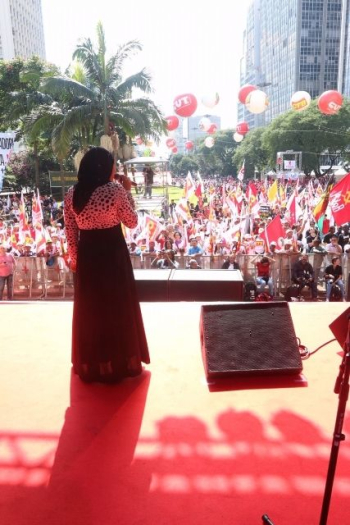 Neide Tameirão fala ao público que começava a chegar ao Anhangabaú