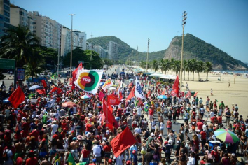 Povo na orla de Copacabana. Tânia Rego, Agência Brasil