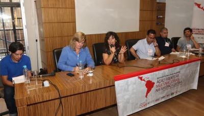 Maria Eugênia (ao microfone) e o mexicano Hernández (à esquerdaO