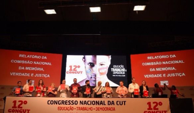 Dirigentes e militantes exibem exemplares do relatório da Comissão da Verdade da CUT. Foto de Lidyane Ponciano