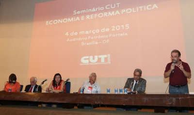 Moroni (com o microfone) afirmou que reforma do sistema político vai além de mudanças nas regras das eleições (Fotos: Roberto Parizotti)
