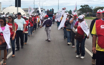 Em marcha, trabalhadores da Fetraf seguiram até a sede do Ministério do Trabalho