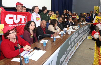 Militantes contra a terceirização sem limites lotam auditório (Fotos: Roberto Parizotti)