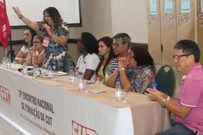 Dirigentes da CUT (secretária de Formação da Central, Rosane Bertotti com o microfone na mão) durante mesa de abertura do 19º Enafor (Foto: Roberto Parizotti)