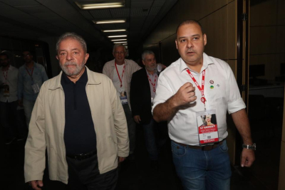 Lula chega acompanhado de Vagner Freitas, presidente da CUT (Foto: Roberto Parizotti)