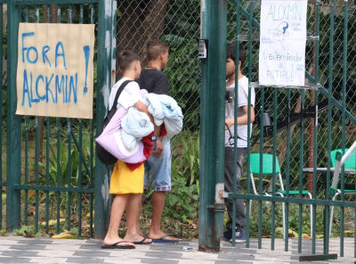 Alunos do colégio Caetano de Campos chegam a ocupação (Foto: Roberto Parizotti)