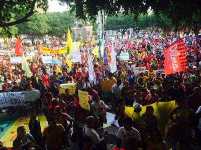 Praça São Sebastião, em Manaus, lotada pela democracia