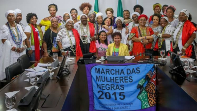 Comissão da Marcha das Mulheres Negras (ao centro, Carmen, abraçada por Dilma) entregou documento à presidenta (Foto: Roberto Stuckert Filho)
