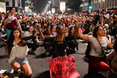 Educar agressores e não responsabilizar a vítima (Foto de manifestação na Paulista - Rovena Rosa)