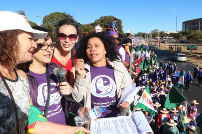 Rosane (com o microfone) e Carmen Foro (vice-presidente da CUT, à direita) durante a manifestação