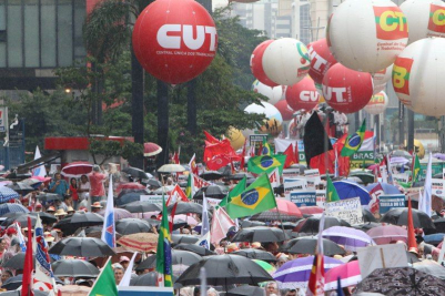A chuva não espantou a militância (Foto: Roberto Parizotti)