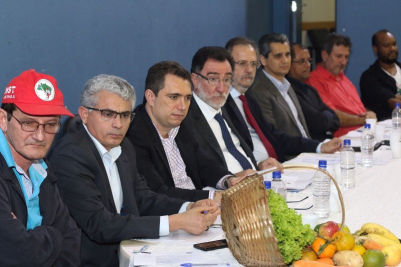 Patrus Ananinas (quarto da esquerda para direita) apontou que pressão dos movimentos será essencial para reforma agrária avançar (Fotos: Roberto Parizotti)
