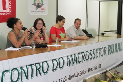 Carmen (com o microfone) apontou que CNA disputa base com sindicatos de rurais (Fotos: Augusto Coelho)