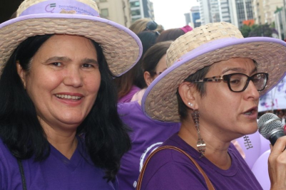 Sônia e Rosane durante marcha do 8 de março (Fotos: Roberto Parizotti)