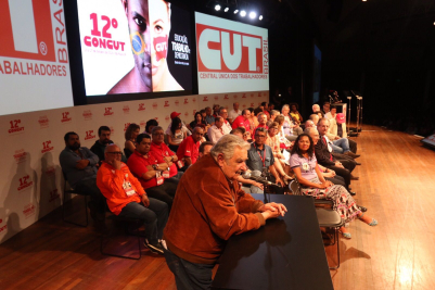 Mujica fala ao lado de representantes dos movimentos sociais