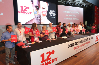 Trabalhadores apresentam material produzido pela CUT
