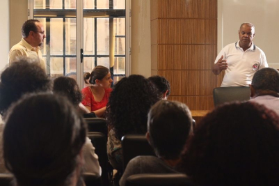 Douglas (à esquerda) e Adi durante discussão sobre detalhes da manifestação no dia 29 (Foto: Roberto Parizotti)
