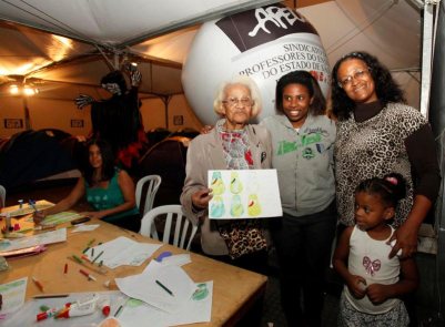 Sheila (de óculos) levou família inteira ao acampamento (Foto: Inácio Teixeira)