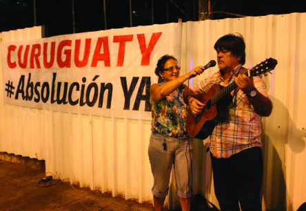 Guillermina Kanonnikoff, lutadora pelos direitos humanos, ao lado do renomado cantor Ricardo Flecha. Foto: LWS
