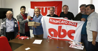 Dirigentes dos bancários com lideranças da CUT na entrega das assinaturas (Foto: Roberto Parizotti)