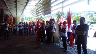 Em Santa Catarina, em frente à Eletrosul, também houve mobilização (Foto: CUT-SC)