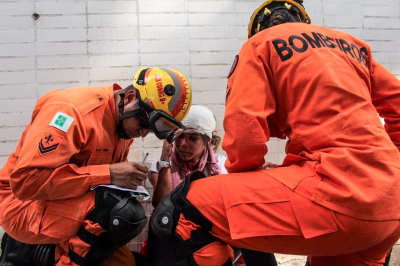 Mulher é atentida após ser atingida por bomba (Foto: Dani Orofino - FBP)