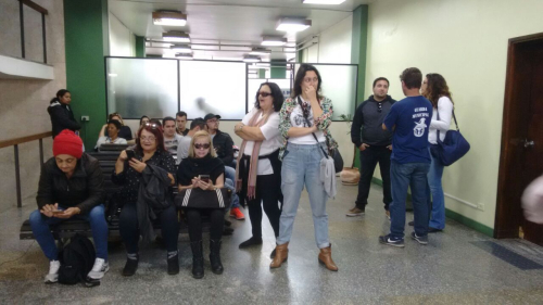 Neste momento, servidores ocupam a prefeitura (Foto: Sismuc)