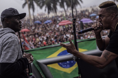 Rappin Hood e Mano Brown durante show em Copacabana 