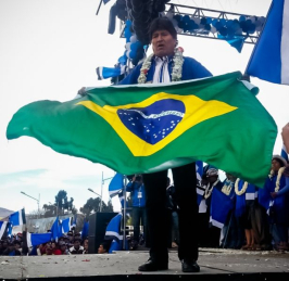 Presidente Evo Morales com a bandeira brasileira em El Alto. Foto: Felipe Bianchi