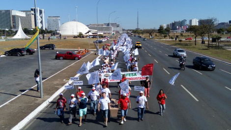 Trabalhadores rurais seguraram um caixão representando o governo golpista - Foto: Luiz Carvalho