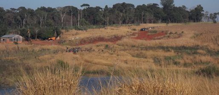 Franco-atiradores da FOPE também chegaram por terra, cercando os camponeses